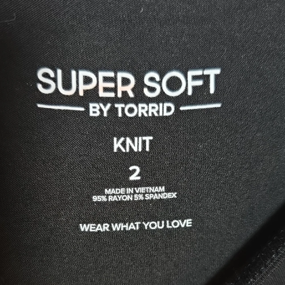 103 Torrid Womens 2 2X Elegant Black Long Sleeve Tee With Gold Chain On Shoulder - Picture 4 of 7